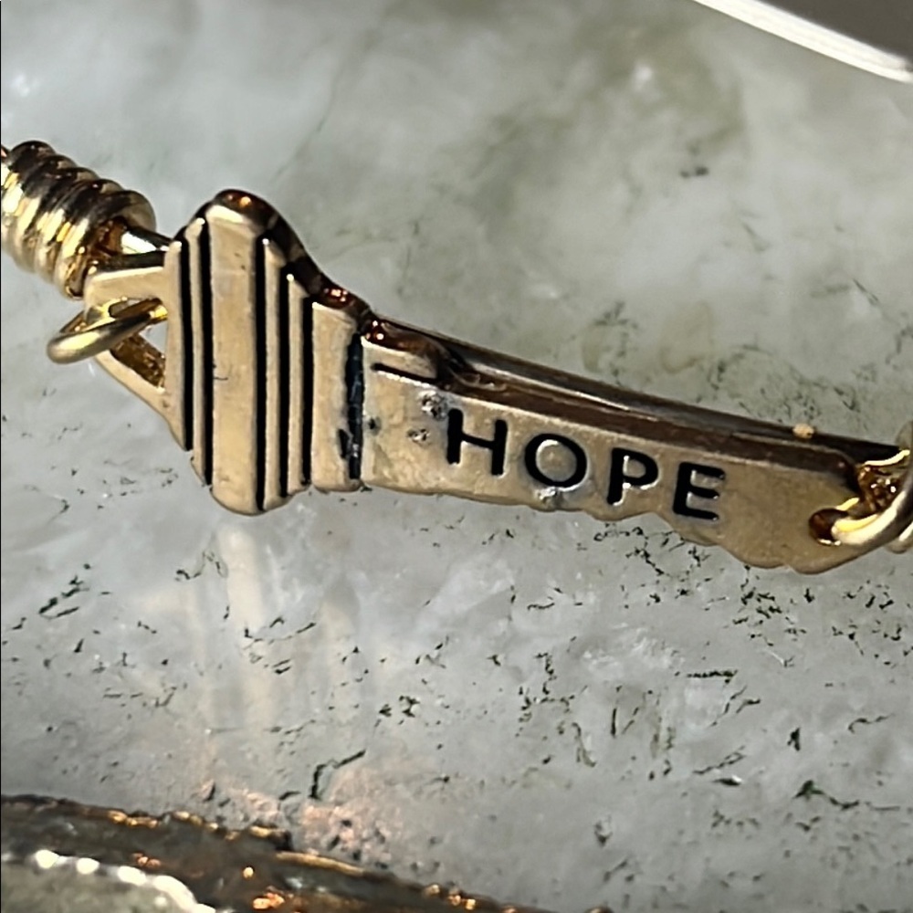 NWT Clover Gold Key Bracelet with HOPE Inscription bangle Stackable - Picture 6 of 9